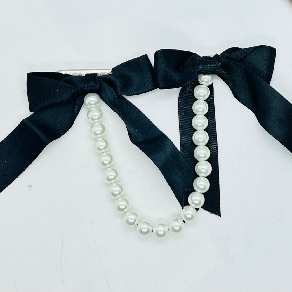 Elegant Black and White Pearl Bow Necklace